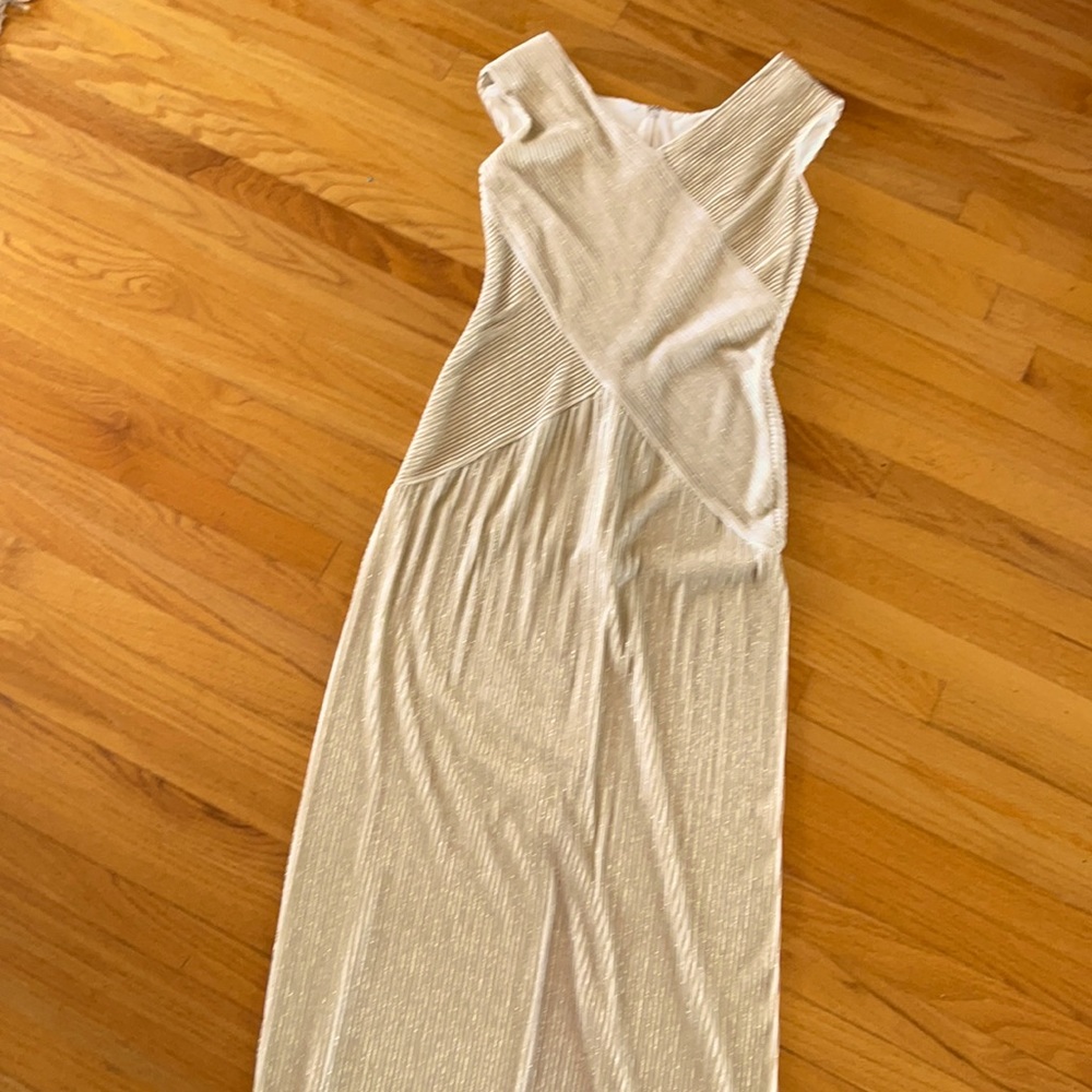 Cream and gold metallic evening gown. Maxi. Straight fit.